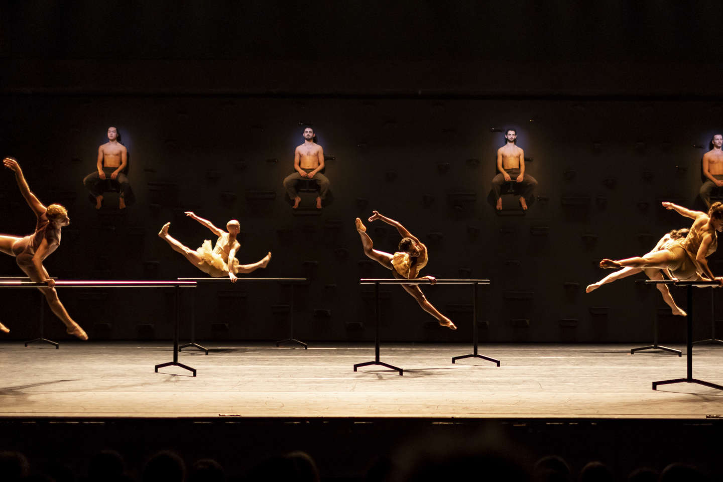 With “Momo”, Ohad Naharin works on the notion of separation in the body